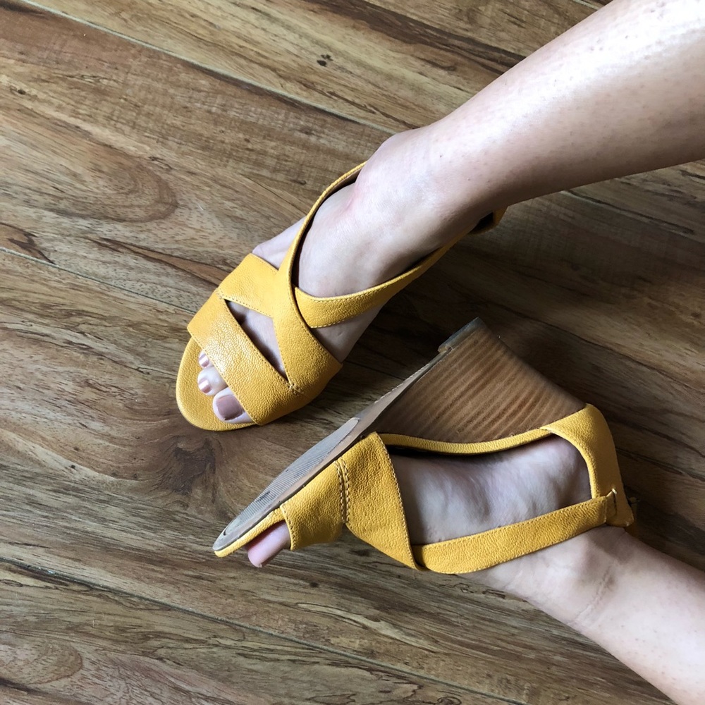 ❌SOLD❌ Nine West mustard wedge